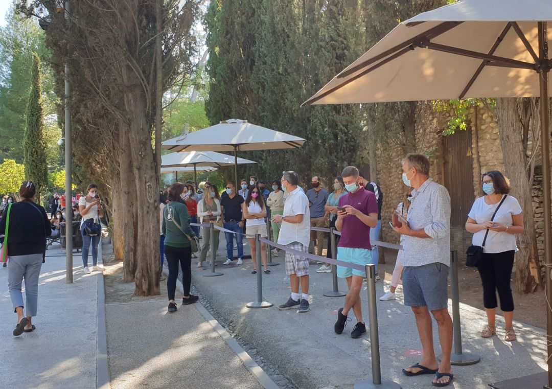 Turistas en las colas de las taquillas de la Alhambra a finales de septiembre Turistas en las colas de las taquillas de la Alhambra a finales de septiembre