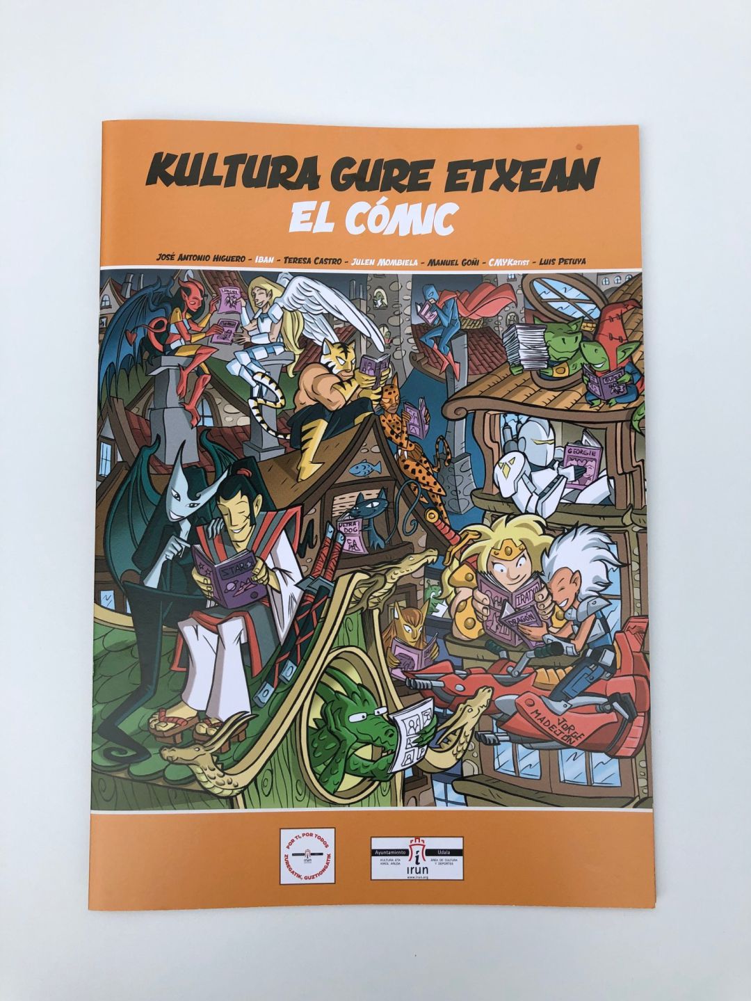 De la mano del dibujante irunés Jorge Madejón se llevó adelante un taller de cómic que ha tenido como resultado la publicación de un libro con los trabajos de todos los participantes que se podrá descargar desde hoy en la web municipal De la mano del dibujante irunés Jorge Madejón se llevó adelante un taller de cómic que ha tenido como resultado la publicación de un libro con los trabajos de todos los participantes que se podrá descargar desde hoy en la web municipal