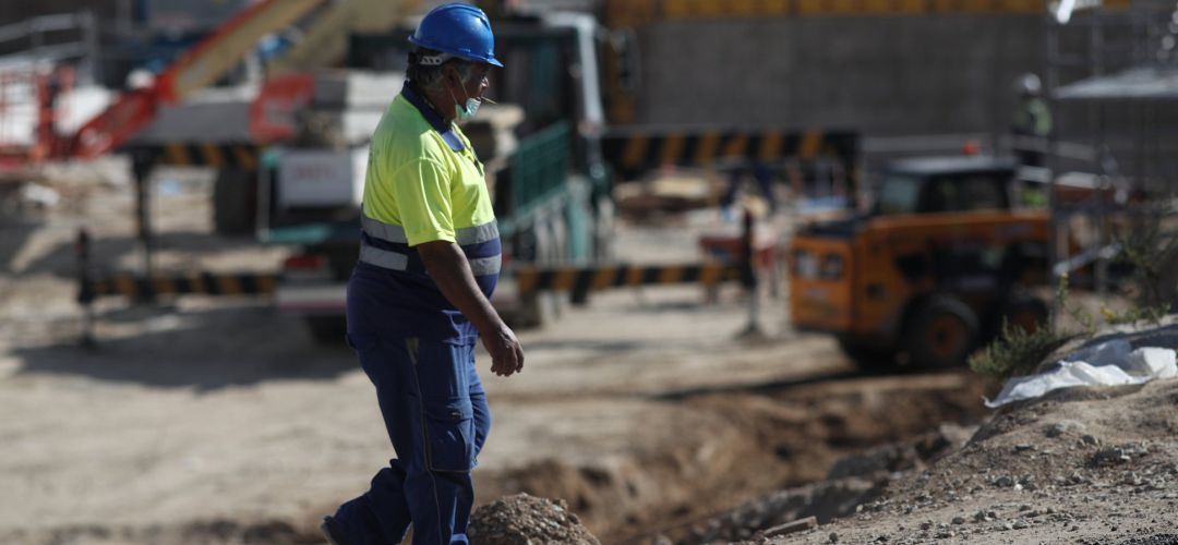 Un obrero trabaja con maquinaria de construcción. Un obrero trabaja con maquinaria de construcción.