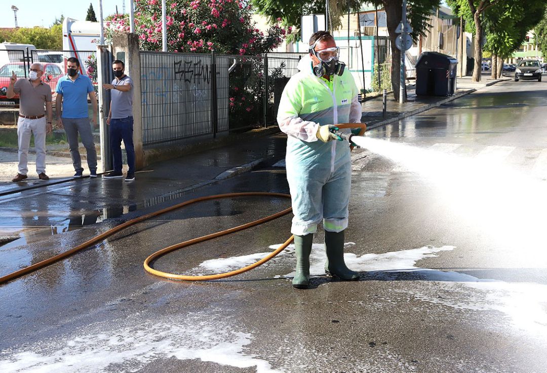 Un operario actúa en la limpieza especial en colegios Un operario actúa en la limpieza especial en colegios