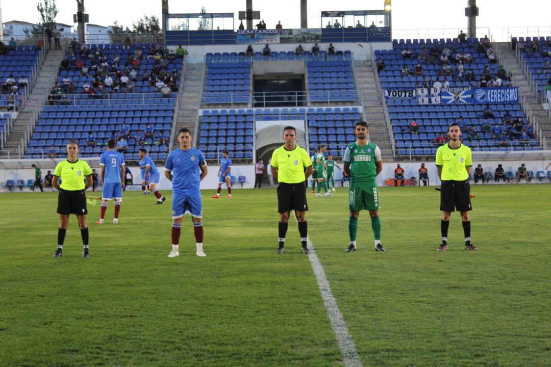 Los capitanes de ambos equipos posando con el trío arbitral Los capitanes de ambos equipos posando con el trío arbitral