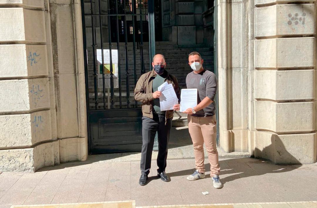 El alcalde de Bedmar (dcha.), Pablo Ruíz, y el presidente de la ELA de Garcíez (Izquda.), muestran las firmas recogidas a las puertas de la delegación territorial de la Consejería de Salud El alcalde de Bedmar (dcha.), Pablo Ruíz, y el presidente de la ELA de Garcíez (Izquda.), muestran las firmas recogidas a las puertas de la delegación territorial de la Consejería de Salud