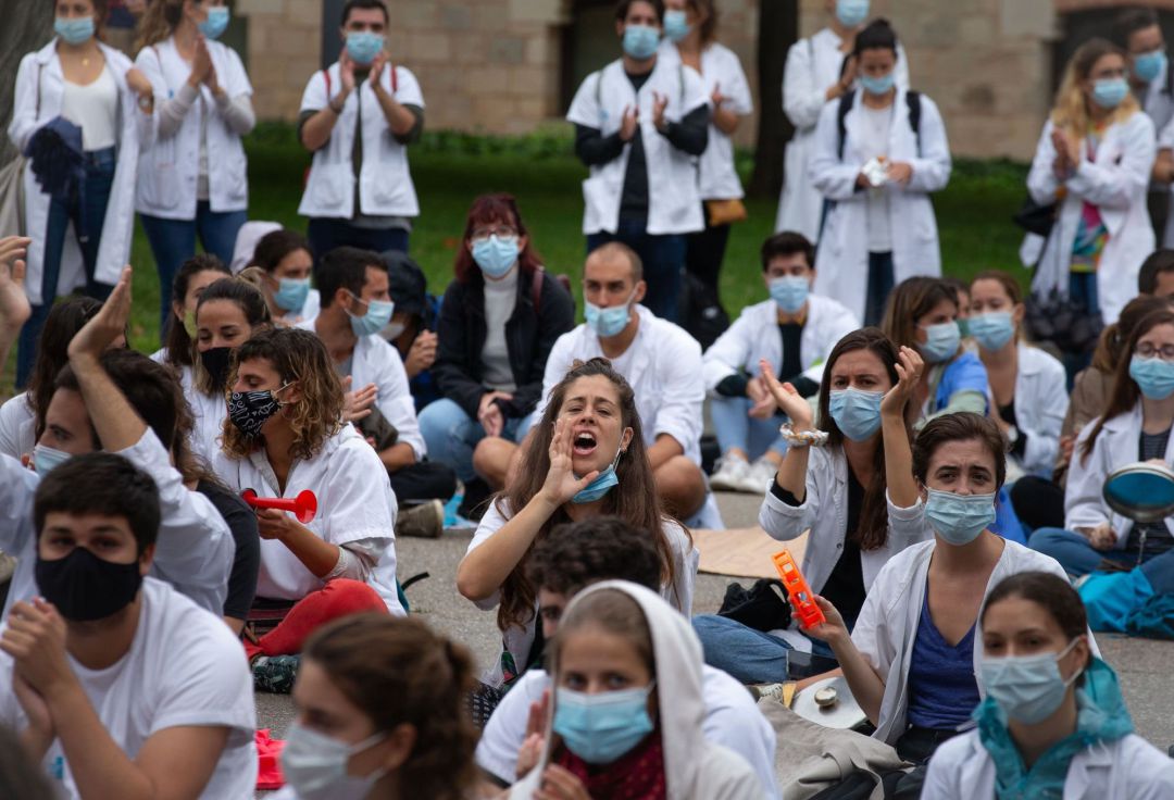 Decenas de médicos internos residentes Decenas de médicos internos residentes