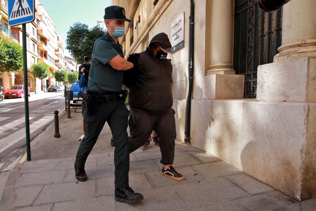 Un dels detinguts entrant al jutjat Un dels detinguts entrant al jutjat
