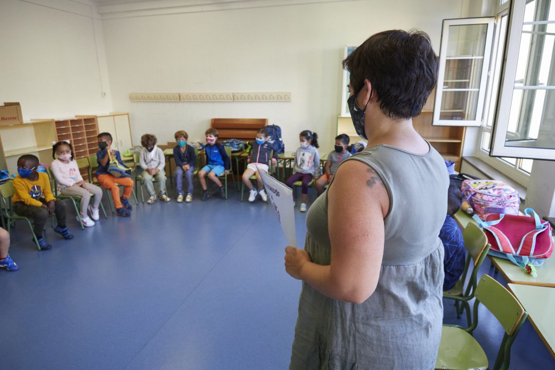 Una profesora con sus alumnos en clase en el Colegio Público Víctor Pradera en el primer día de colegio del curso escolar 2020-2021 Una profesora con sus alumnos en clase en el Colegio Público Víctor Pradera en el primer día de colegio del curso escolar 2020-2021