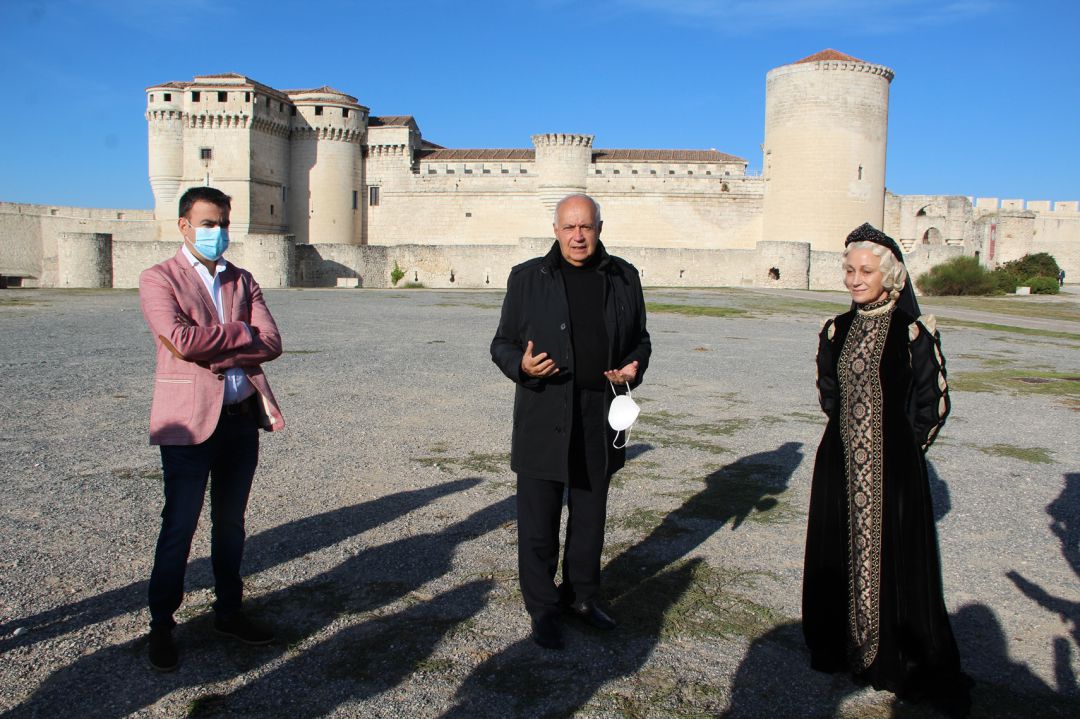 El productor y director, Jose Luis Moreno, junto a la actriz Jane Seymur y el alcalde de Cuéllar, Carlos Fraile ante el castillo de la villa El productor y director, Jose Luis Moreno, junto a la actriz Jane Seymur y el alcalde de Cuéllar, Carlos Fraile ante el castillo de la villa