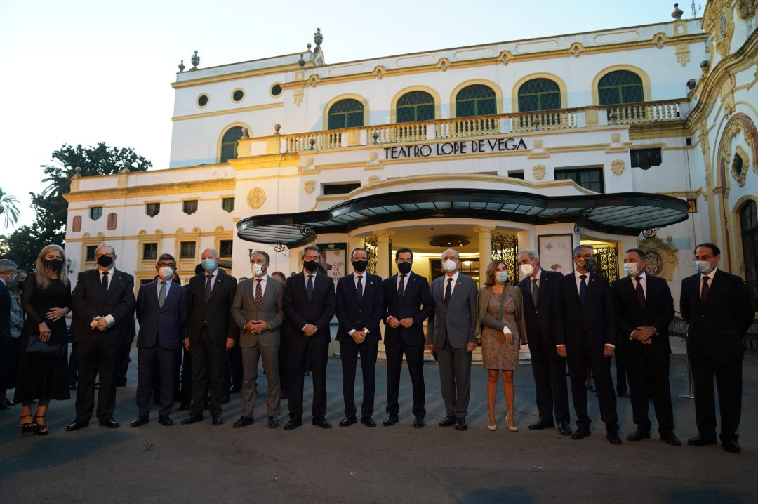 El presidente de la Junta, Juan Manuel Moreno, en la presentación del centenario de la Agrupación de Cofradías de la Semana Santa de Málaga, en el Teatro Lope de Vega en Sevilla, junto a los alcaldes de Sevilla y Málaga, consejeros de la Junta y representes de las cofradías de ambas ciudades El presidente de la Junta, Juan Manuel Moreno, en la presentación del centenario de la Agrupación de Cofradías de la Semana Santa de Málaga, en el Teatro Lope de Vega en Sevilla, junto a los alcaldes de Sevilla y Málaga, consejeros de la Junta y representes de las cofradías de ambas ciudades