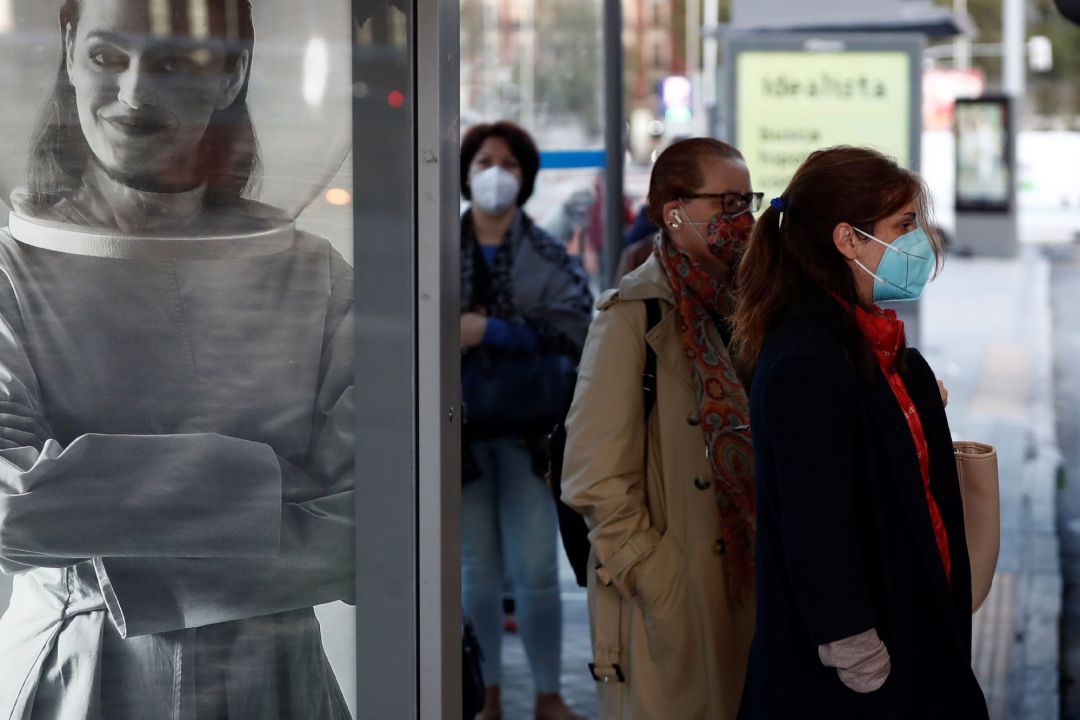 Varias personas se disponen a coger un autobús a las puertas de la madrileña Estación de Atocha Varias personas se disponen a coger un autobús a las puertas de la madrileña Estación de Atocha