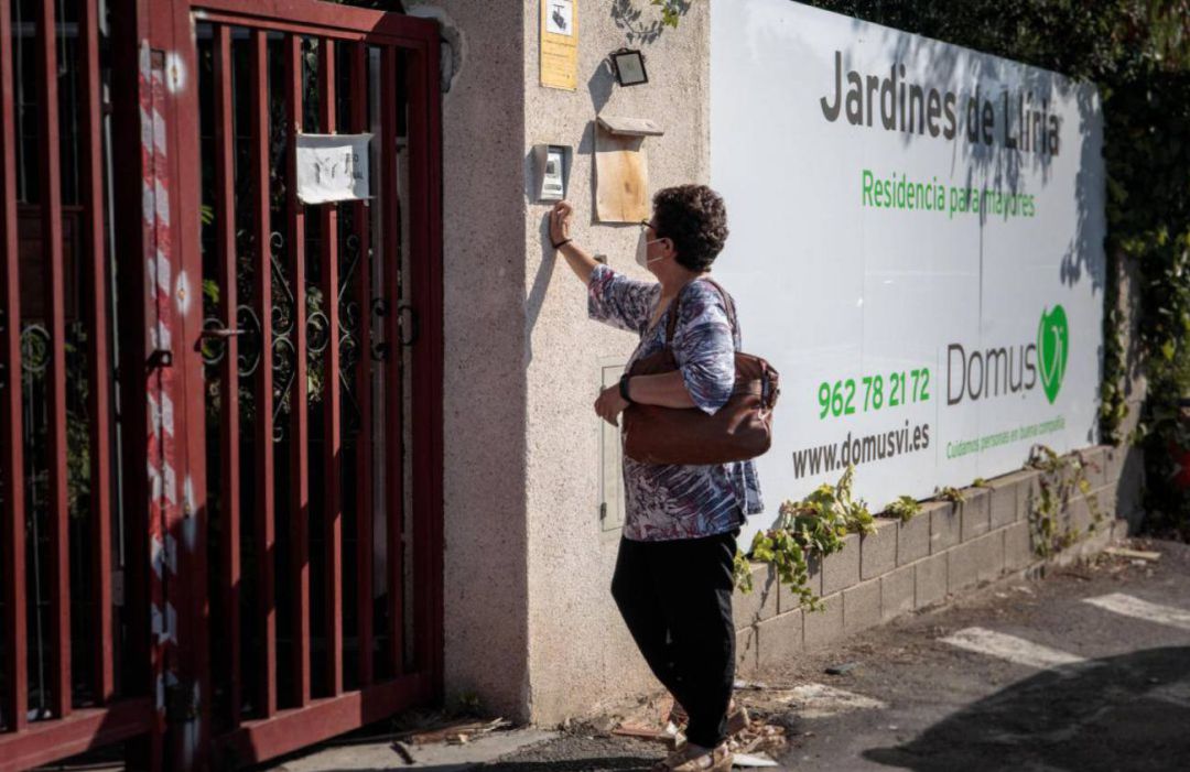 Familiares acceden a la residencia Domus VI de Lliria (Valencia), donde han aparecido unas imágenes, al parecer grabadas por una empleada del centro, en las que se observan supuestos casos de maltrato. Familiares acceden a la residencia Domus VI de Lliria (Valencia), donde han aparecido unas imágenes, al parecer grabadas por una empleada del centro, en las que se observan supuestos casos de maltrato.