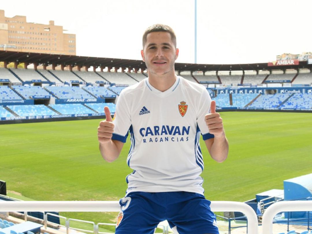 Tejero posa en La Romareda antes de ser presentado como nuevo jugador del Real Zaragoza Tejero posa en La Romareda antes de ser presentado como nuevo jugador del Real Zaragoza
