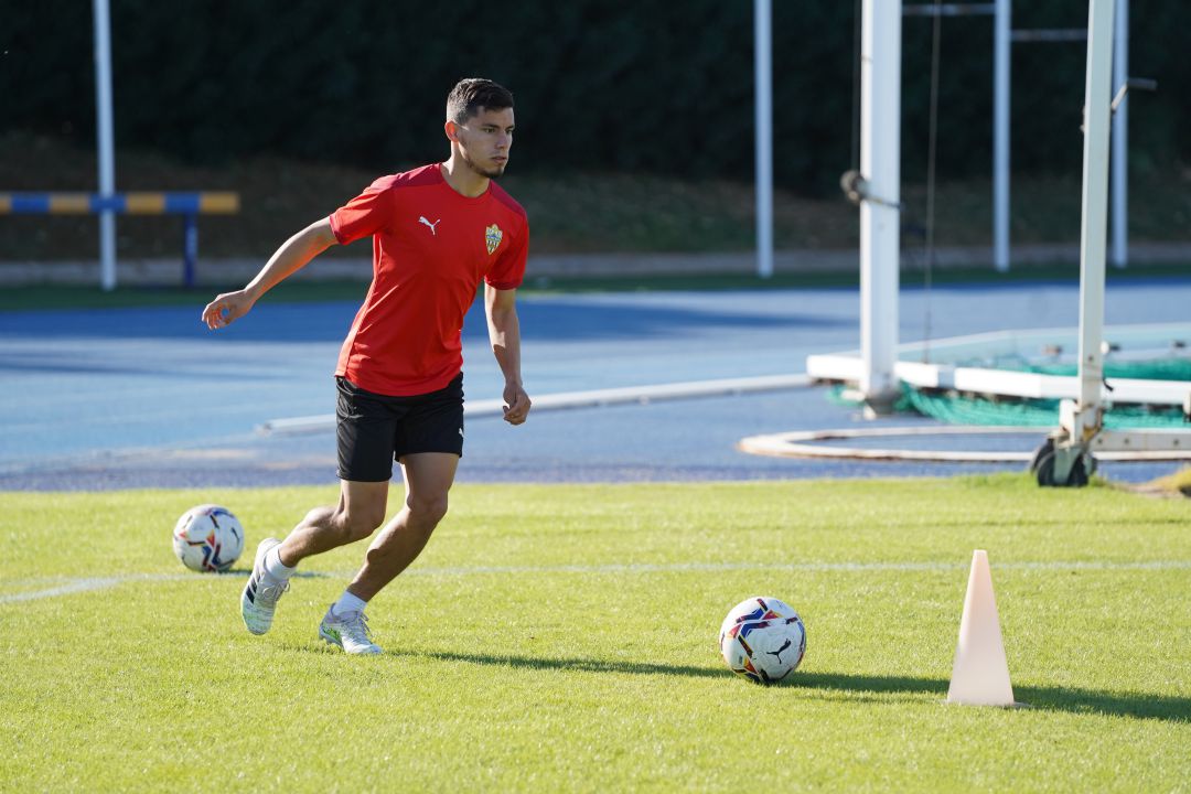 Lucas Robertone en el entrenamiento del Almería. Lucas Robertone en el entrenamiento del Almería.