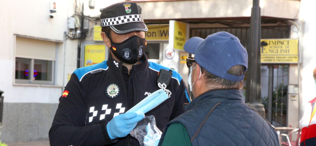 Policía municipal reparte mascarillas Policía municipal reparte mascarillas