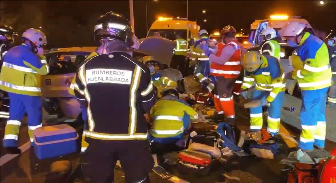 Momento de la actuación de los sanitarios tras el accidente ocurrido en la M-407 Momento de la actuación de los sanitarios tras el accidente ocurrido en la M-407