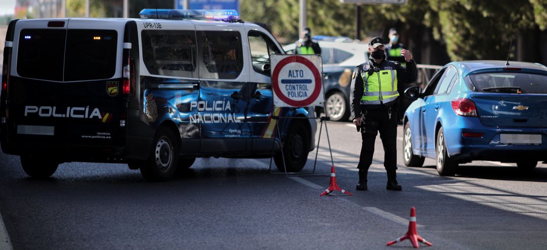 Policías de la Unidad de Prevención y Reacción vigilan en un control policial en la Avenida de los Poblados con la A-42 de salida de Madrid, la mañana del pasado sábado. Policías de la Unidad de Prevención y Reacción vigilan en un control policial en la Avenida de los Poblados con la A-42 de salida de Madrid, la mañana del pasado sábado.