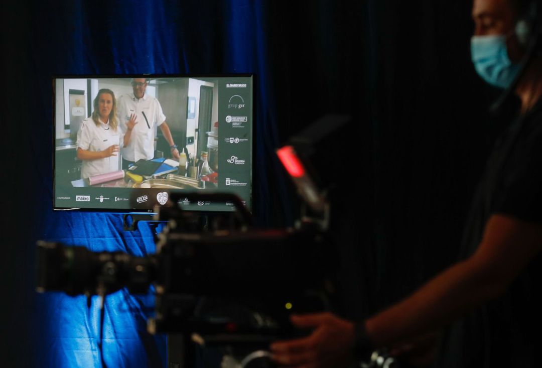 Los leoneses, Juan Pérez y Yolanda León (en la pantalla), del restaurante Cocinandos, durante su participación este jueves en San Sebastián Gastronomika. Los leoneses, Juan Pérez y Yolanda León (en la pantalla), del restaurante Cocinandos, durante su participación este jueves en San Sebastián Gastronomika.