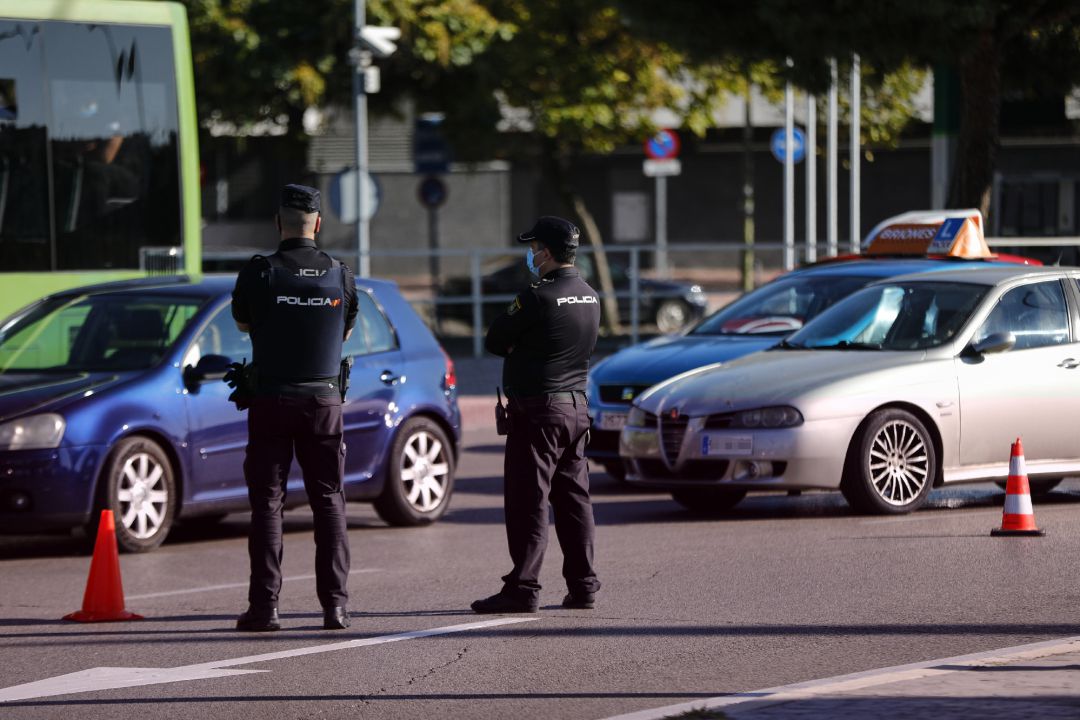 Dos agentes de la Policía Nacional durante un control policial en una calle de Móstoles, Madrid (España) Dos agentes de la Policía Nacional durante un control policial en una calle de Móstoles, Madrid (España)