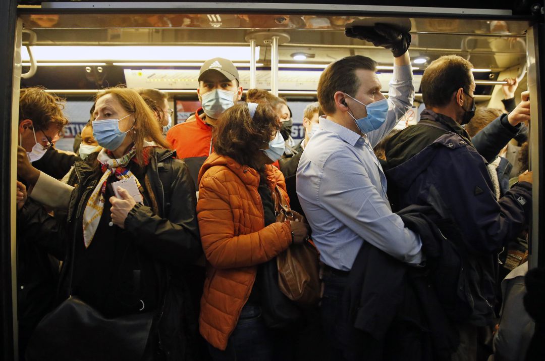 Una imagen de este jueves muestra que en el metro de París resulta imposible mantener la distancia de seguridad. Una imagen de este jueves muestra que en el metro de París resulta imposible mantener la distancia de seguridad.
