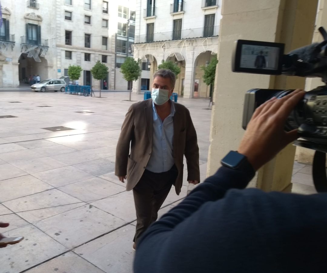 El empresario Enrique Ortiz, acusado en el caso PGOU, a su llegada a la Audiencia Provincial. Foto de archivo. El empresario Enrique Ortiz, acusado en el caso PGOU, a su llegada a la Audiencia Provincial. Foto de archivo.