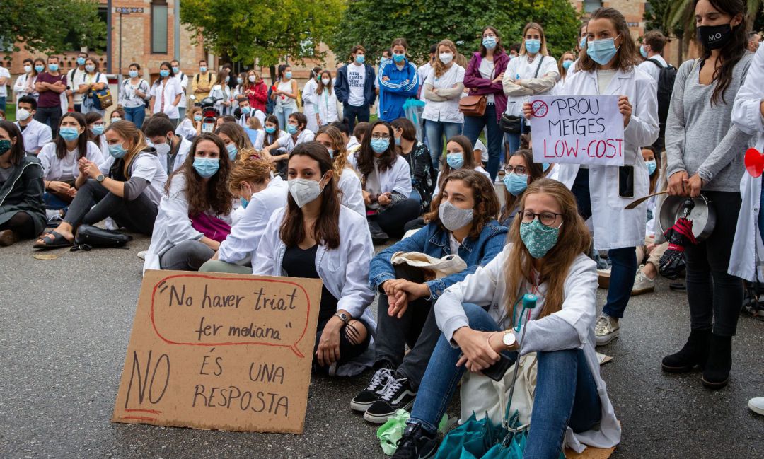 Decenas de médicos internos residentes (MIR) vuelven a convocar una huelga de cinco días. Decenas de médicos internos residentes (MIR) vuelven a convocar una huelga de cinco días.