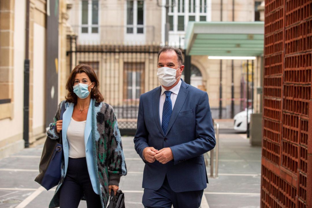 Carlos Iturgaiz (d), que será elegido esta tarde nuevo presidente del PP vasco, y la futura secretaria general, Laura Garrido ha su llegada al Parlamento Vasco, donde ha hecho declaraciones a los medios este jueves en Vitoria en las que ha llamado a la unidad y a "consolidar y a fortalecer la presencia" de los populares en Euskadi con el objetivo de defender la Constitución, las libertades, la democracia y la unidad de España. Carlos Iturgaiz (d), que será elegido esta tarde nuevo presidente del PP vasco, y la futura secretaria general, Laura Garrido ha su llegada al Parlamento Vasco, donde ha hecho declaraciones a los medios este jueves en Vitoria en las que ha llamado a la unidad y a "consolidar y a fortalecer la presencia" de los populares en Euskadi con el objetivo de defender la Constitución, las libertades, la democracia y la unidad de España.