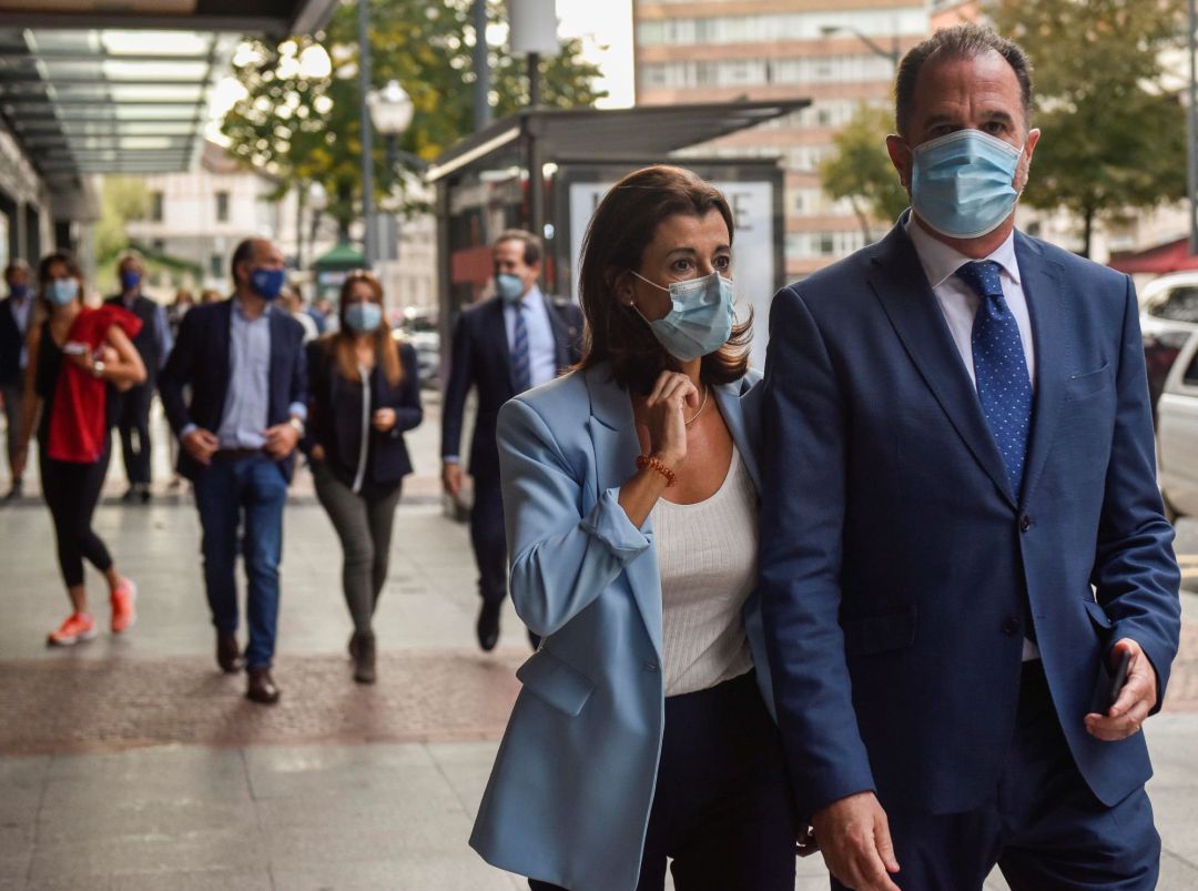 La junta directiva regional del PP vasco se ha reunido este jueves para elegir a Carlos Iturgaiz (d), como nuevo presidente de la formación, un puesto que hasta ahora ocupaba la que fuera secretaria general del partido, Amaya Fernández, desde la dimisión en el cargo de Alfonso Alonso en febrero pasado La junta directiva regional del PP vasco se ha reunido este jueves para elegir a Carlos Iturgaiz (d), como nuevo presidente de la formación, un puesto que hasta ahora ocupaba la que fuera secretaria general del partido, Amaya Fernández, desde la dimisión en el cargo de Alfonso Alonso en febrero pasado