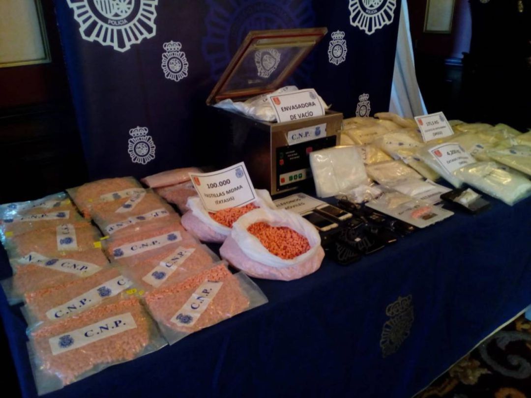 Se han incautado de 100.000 pastillas de MDMA, 270 kilos de marihuana y más de cuatro kilos de éxtasis cristalizado, entre otras drogas
Se han incautado de 100.000 pastillas de MDMA, 270 kilos de marihuana y más de cuatro kilos de éxtasis cristalizado, entre otras drogas