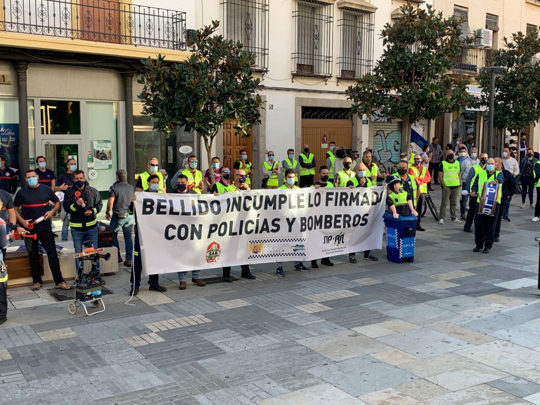 Protestas esta mañana en las puertas del Ayuntamiento Protestas esta mañana en las puertas del Ayuntamiento
