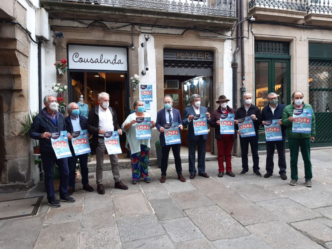 El alcalde de Santiago, Xosé Sanchez Bugallo, rodeado de comerciantes, con los carteles de la campaña 'Merca e Gaña' El alcalde de Santiago, Xosé Sanchez Bugallo, rodeado de comerciantes, con los carteles de la campaña 'Merca e Gaña'
