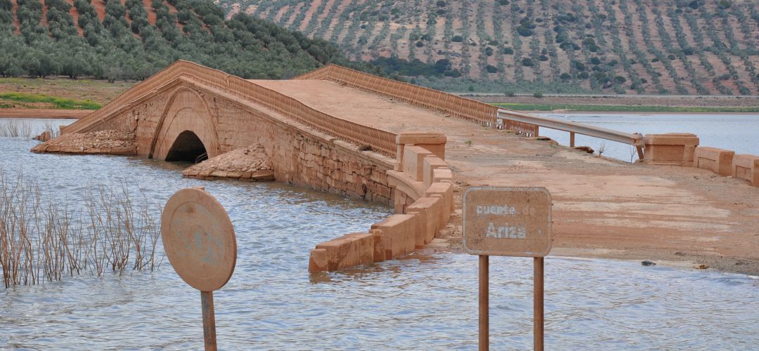 El puente Ariza, cubierto parcialmente por las aguas del pantano. El puente Ariza, cubierto parcialmente por las aguas del pantano.