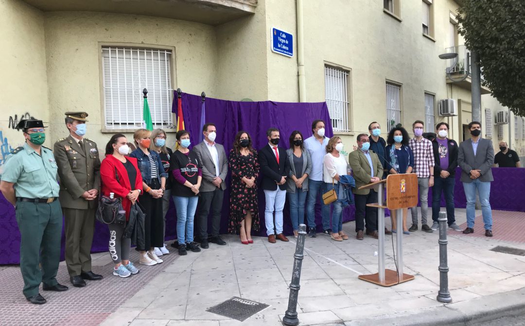 Una calle en Jaén capital recuerda a Carlos Do Santos, muerto en accidente laboral en 2007 y que se amplía a todas aquellas víctimas de la falta de seguridad laboral
Una calle en Jaén capital recuerda a Carlos Do Santos, muerto en accidente laboral en 2007 y que se amplía a todas aquellas víctimas de la falta de seguridad laboral