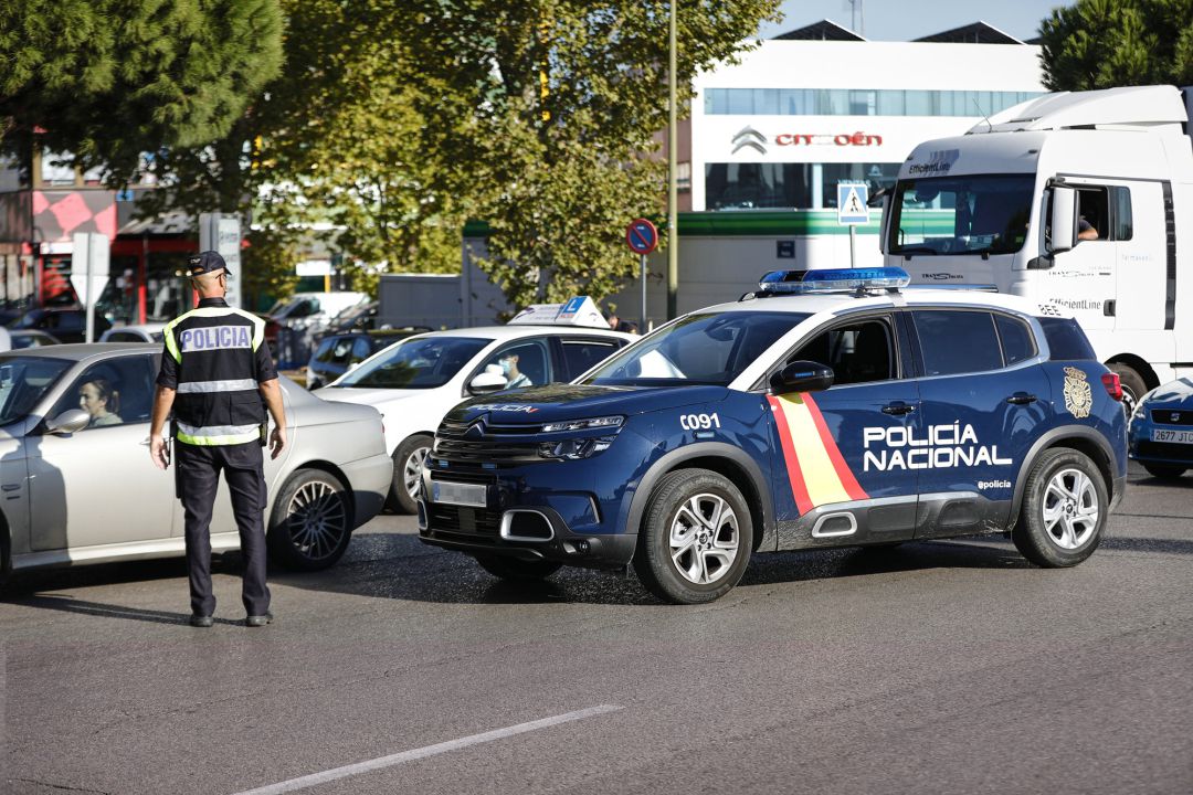 Un agente de la Policía Nacional habla con un conductor durante un control policial en una calle de Móstoles, Madrid Un agente de la Policía Nacional habla con un conductor durante un control policial en una calle de Móstoles, Madrid