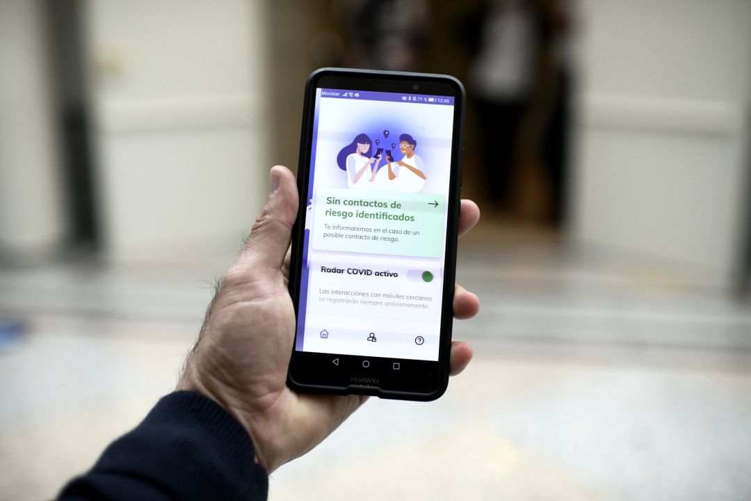Una persona utiliza la aplicación ‘Radar Covid’, en Madrid Una persona utiliza la aplicación ‘Radar Covid’, en Madrid