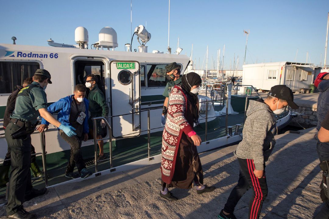 El Servicio Marítimo de la Guardia Civil traslada al puerto de Motril a un grupo de inmigrantes rescatados en el mar El Servicio Marítimo de la Guardia Civil traslada al puerto de Motril a un grupo de inmigrantes rescatados en el mar