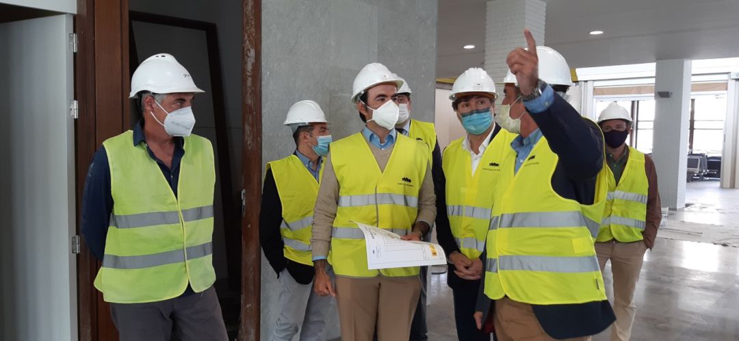 Un momento de la visita de autoridades al interior de la Estación Marítima. Un momento de la visita de autoridades al interior de la Estación Marítima.