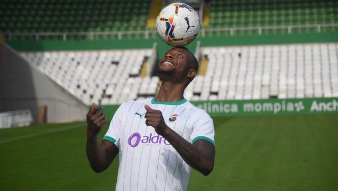 Cedric Omoigui, haciendo malabarismos en El Sardinero durante su presentación oficial como racinguista. Cedric Omoigui, haciendo malabarismos en El Sardinero durante su presentación oficial como racinguista.