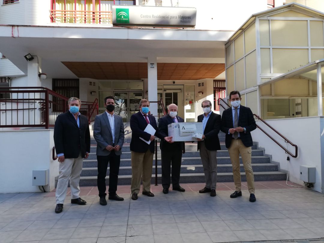 El consejero de Salud y Familias, Jesús Aguirre, ha presentado la campaña de vacunación de la gripe en su visita a la residencia de mayores Heliópolis de Sevilla acompañado del director general de Cuidados Sociosanitarios de la Junta de Andalucía, José Repiso, del director general de Salud Pública, José María de Torres, y del director del Plan de Vacunaciones de Andalucía, David Moreno. El consejero de Salud y Familias, Jesús Aguirre, ha presentado la campaña de vacunación de la gripe en su visita a la residencia de mayores Heliópolis de Sevilla acompañado del director general de Cuidados Sociosanitarios de la Junta de Andalucía, José Repiso, del director general de Salud Pública, José María de Torres, y del director del Plan de Vacunaciones de Andalucía, David Moreno.