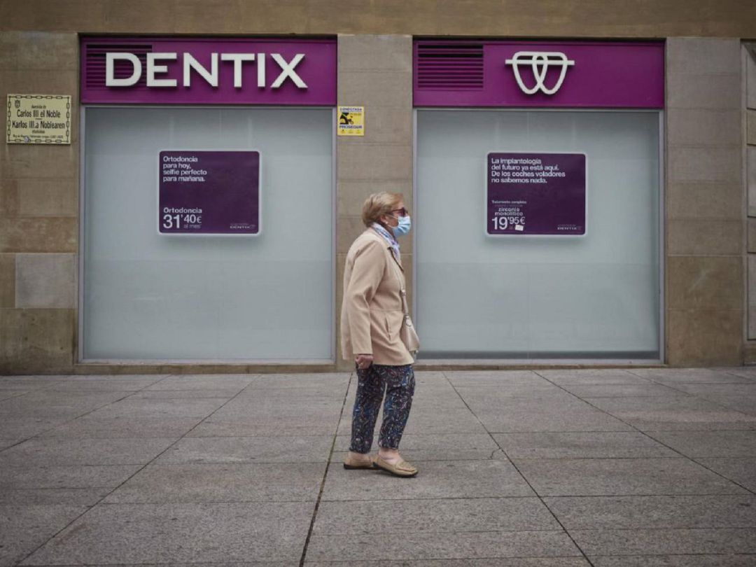 Un peatón pasea por delante de una de las clínicas de Dentix cerradas por quiebra Un peatón pasea por delante de una de las clínicas de Dentix cerradas por quiebra