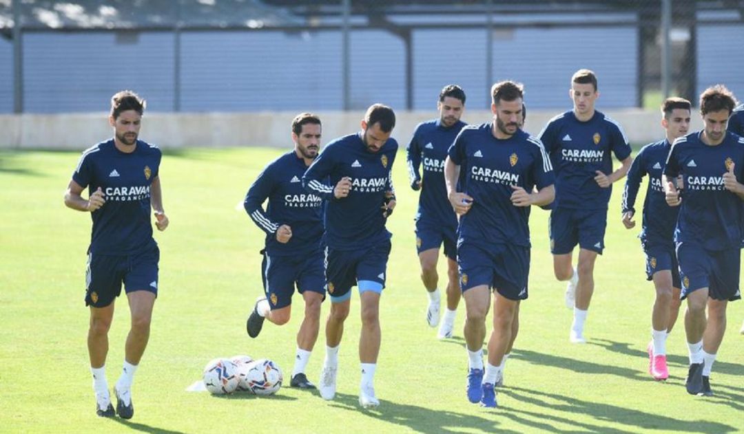 La plantilla del Real Zaragoza durante el entrenamiento en la Ciudad Deportiva La plantilla del Real Zaragoza durante el entrenamiento en la Ciudad Deportiva