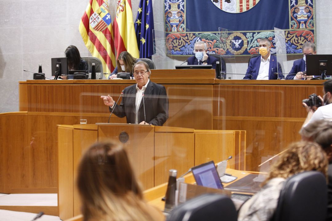 El consejero de Hacienda, Carlos Pérez Anadón, durante su intervención en las Cortes de Aragón El consejero de Hacienda, Carlos Pérez Anadón, durante su intervención en las Cortes de Aragón