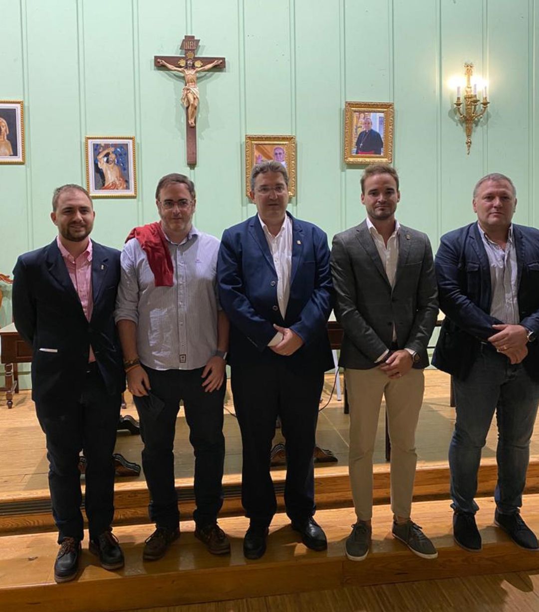 Jesús González Adánez, junto a la nueva Junta Directiva de la Hermandad de la Virgen del Prado Jesús González Adánez, junto a la nueva Junta Directiva de la Hermandad de la Virgen del Prado