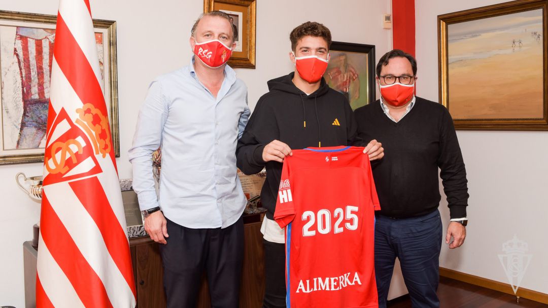 Nacho Méndez posa con una camiseta del Sporting junto al director deportivo Javi Rico (i) y el presidente Javier Fernández (d). Nacho Méndez posa con una camiseta del Sporting junto al director deportivo Javi Rico (i) y el presidente Javier Fernández (d).