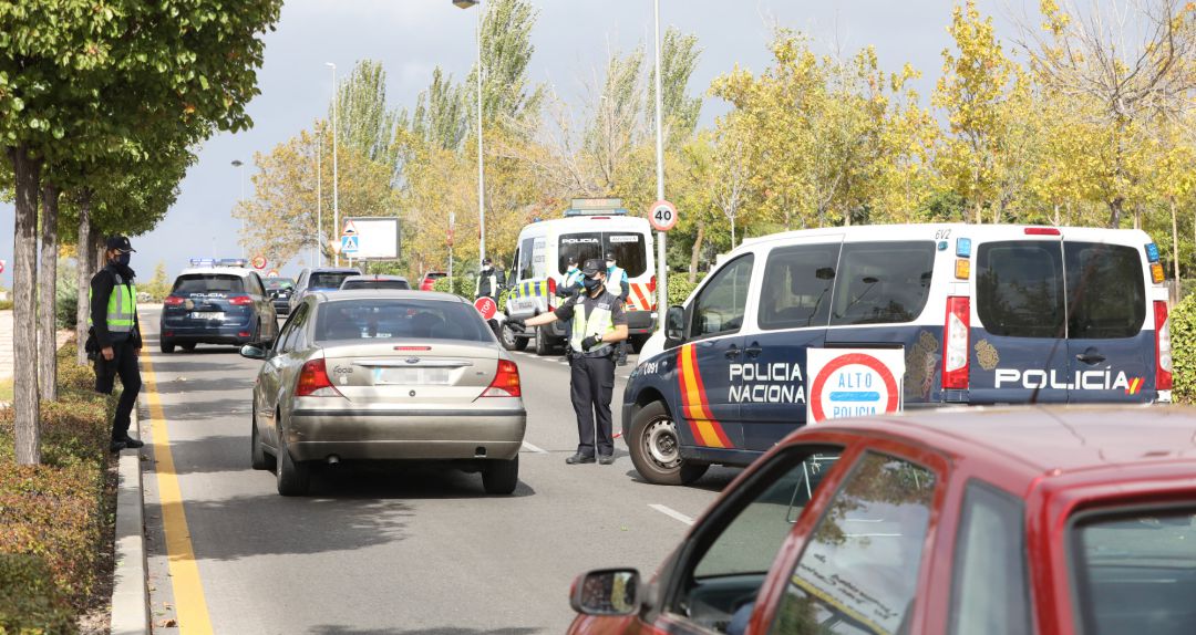 Varios vehículos esperan durante un control policial Varios vehículos esperan durante un control policial