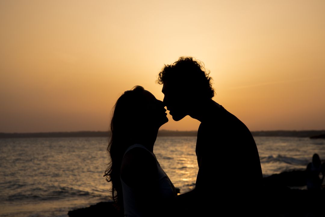 El origen del beso, en The Conversation. El origen del beso, en The Conversation.