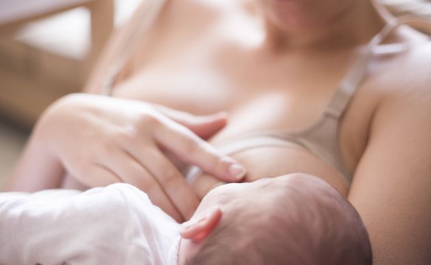 Una mujer da de mamar a su bebé. Una mujer da de mamar a su bebé.