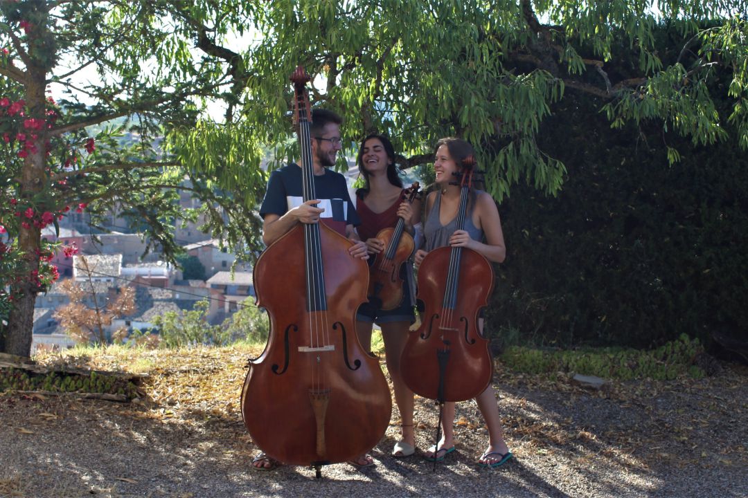 Pedro Tomás, Isabel Gavín y Judit Tomás, tres jóvenes con entusiasmo y con ganas de acercar la música clásica al mundo rural Pedro Tomás, Isabel Gavín y Judit Tomás, tres jóvenes con entusiasmo y con ganas de acercar la música clásica al mundo rural