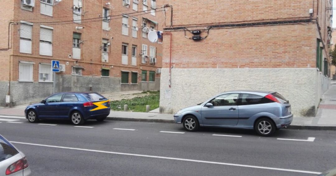 El segundo vehículo no permite que un tercero aparque en el centro de la imagen. El segundo vehículo no permite que un tercero aparque en el centro de la imagen.