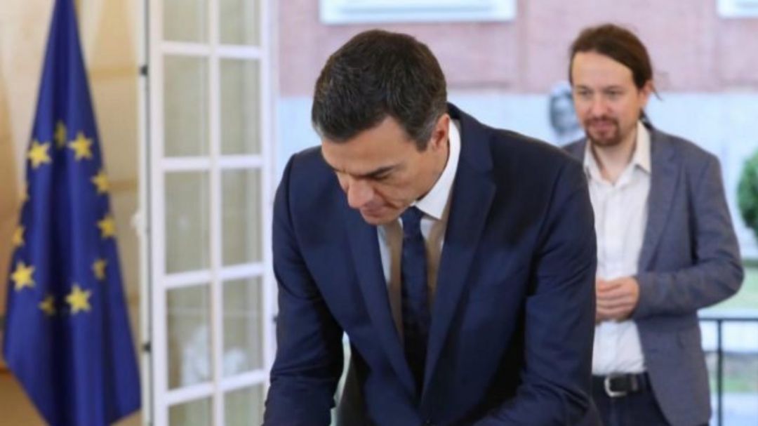 Iglesias y Sánchez firman el pacto de Presupuesto en octubre de 2018, que incluía la subida del SMI a 900 euros Iglesias y Sánchez firman el pacto de Presupuesto en octubre de 2018, que incluía la subida del SMI a 900 euros