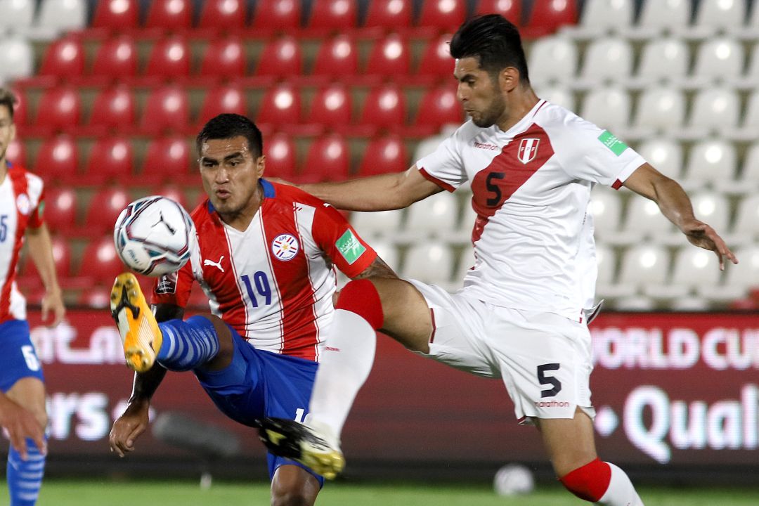 Carlos Zambrano y Darío Lezcano, durante el partido. Carlos Zambrano y Darío Lezcano, durante el partido.