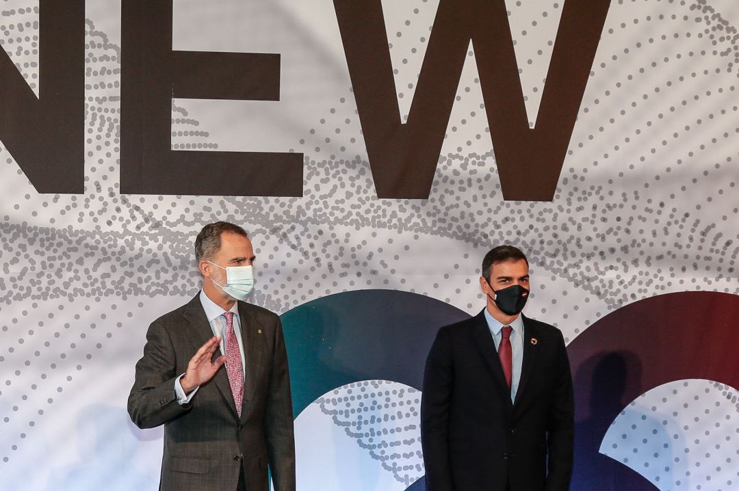 Felipe VI y Pedro Sánchez durante la entrega de premios en Barcelona Felipe VI y Pedro Sánchez durante la entrega de premios en Barcelona