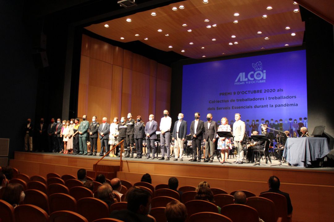 Els guardonats amb els Premis 9 d'Octubre, Llúcia Martín, l'autora del manifest i el presentador Xavi Mira junt a l'alcalde Antonio Francés. Els guardonats amb els Premis 9 d'Octubre, Llúcia Martín, l'autora del manifest i el presentador Xavi Mira junt a l'alcalde Antonio Francés.